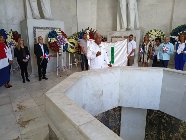 Con ofrenda floral, IDIAF honra a los Padres de la Patria