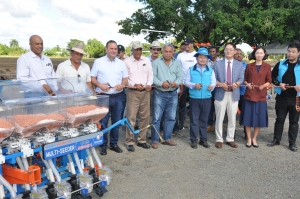 Corea entrega maquinarias para siembra directa de arroz